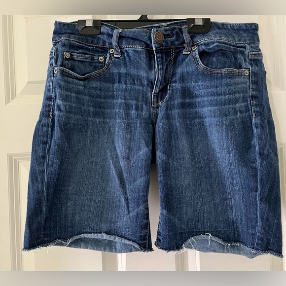 Women’s American Eagle rough hem blue jean shorts, size 10, 5 pockets denim - Picture 2 of 6